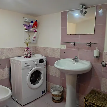 Nella Storica Piazza Carlo Iii נאפולי